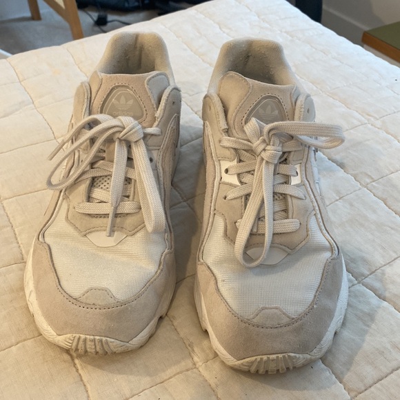 Aida’s white sneakers - Picture 3 of 6